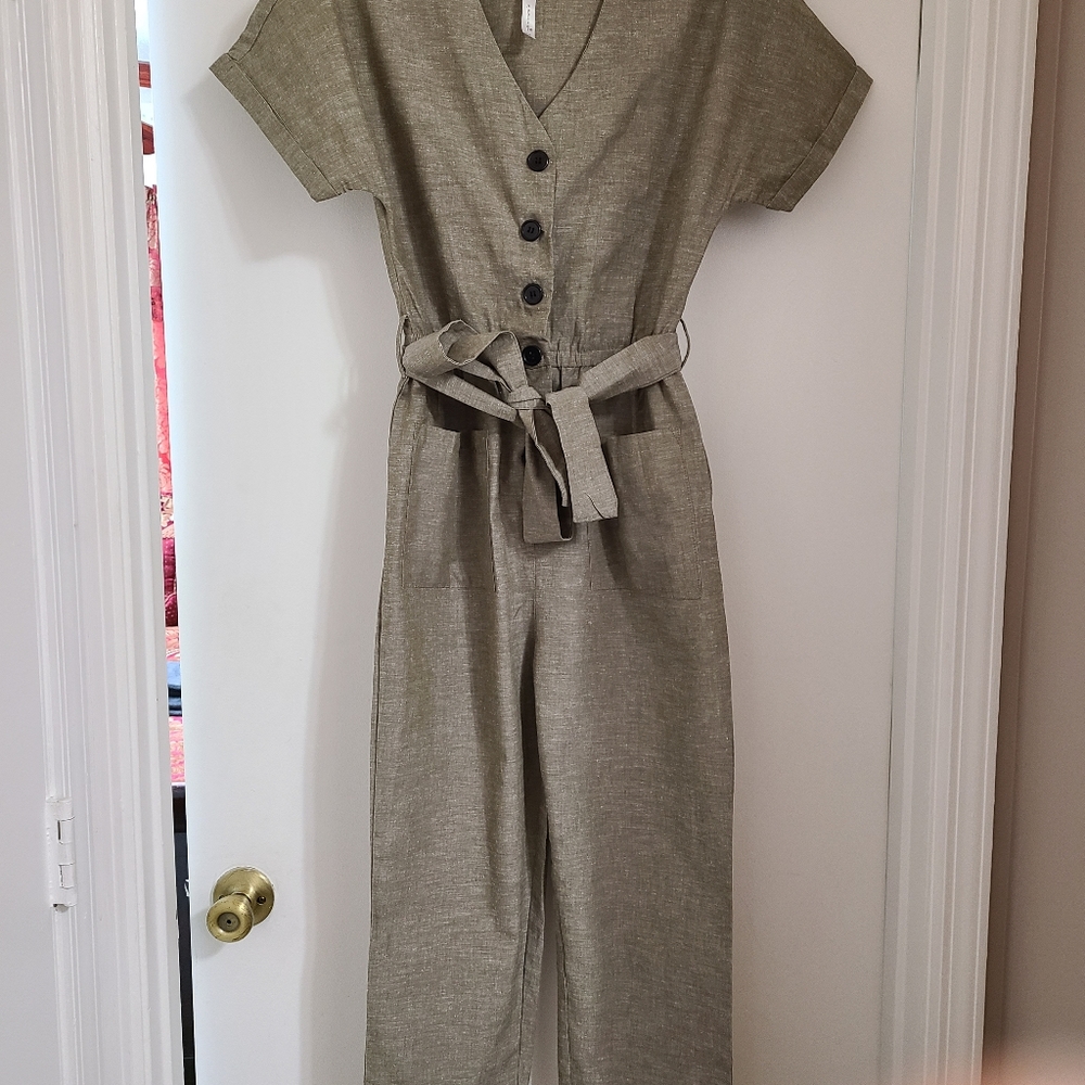 Short sleeve rompers with belt.